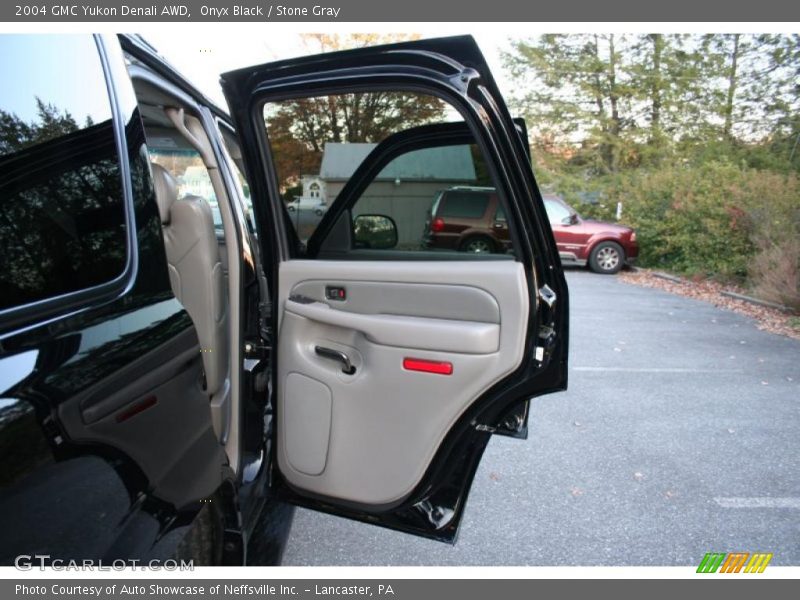 Onyx Black / Stone Gray 2004 GMC Yukon Denali AWD