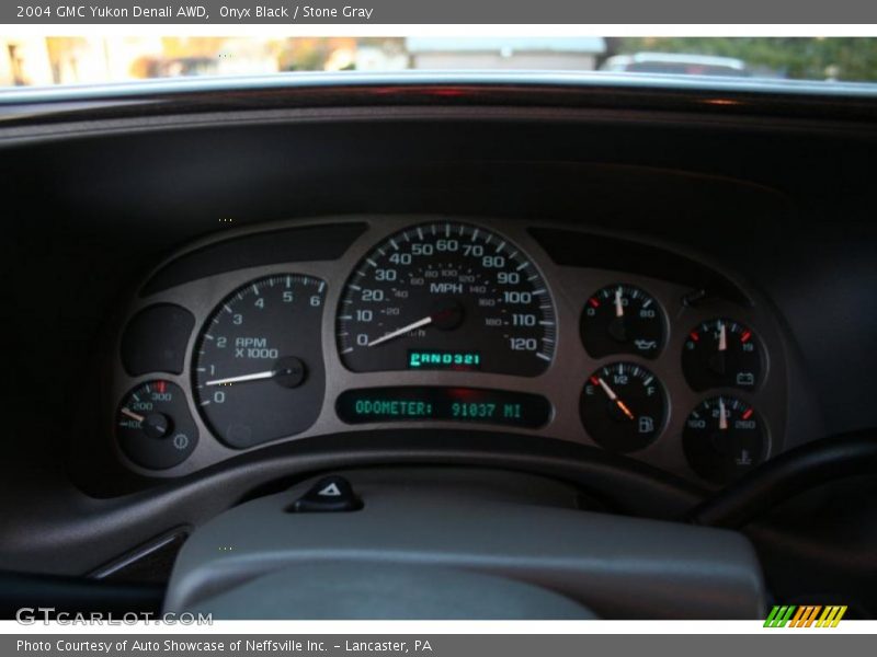 Onyx Black / Stone Gray 2004 GMC Yukon Denali AWD