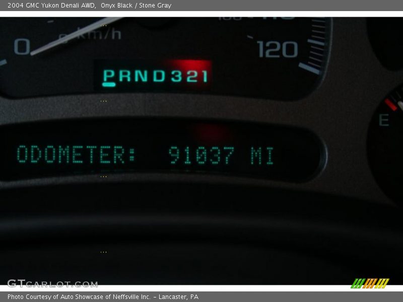 Onyx Black / Stone Gray 2004 GMC Yukon Denali AWD