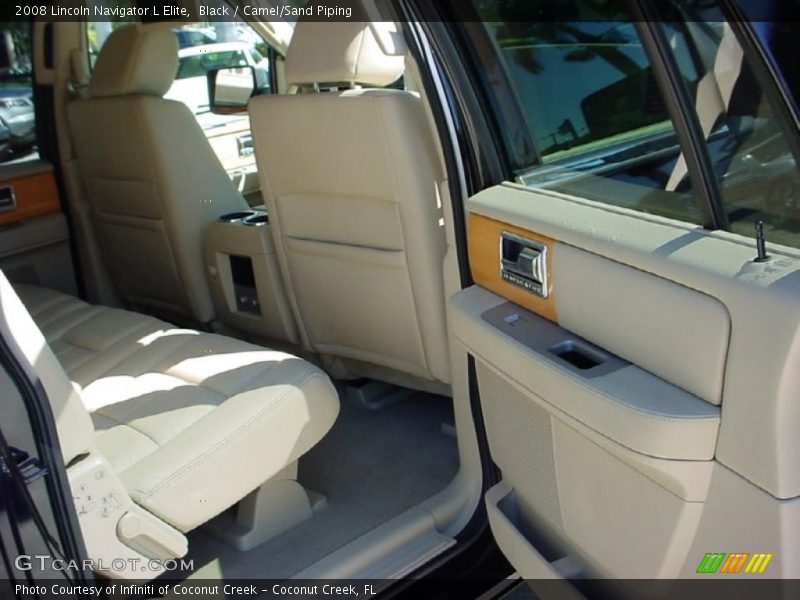  2008 Navigator L Elite Camel/Sand Piping Interior