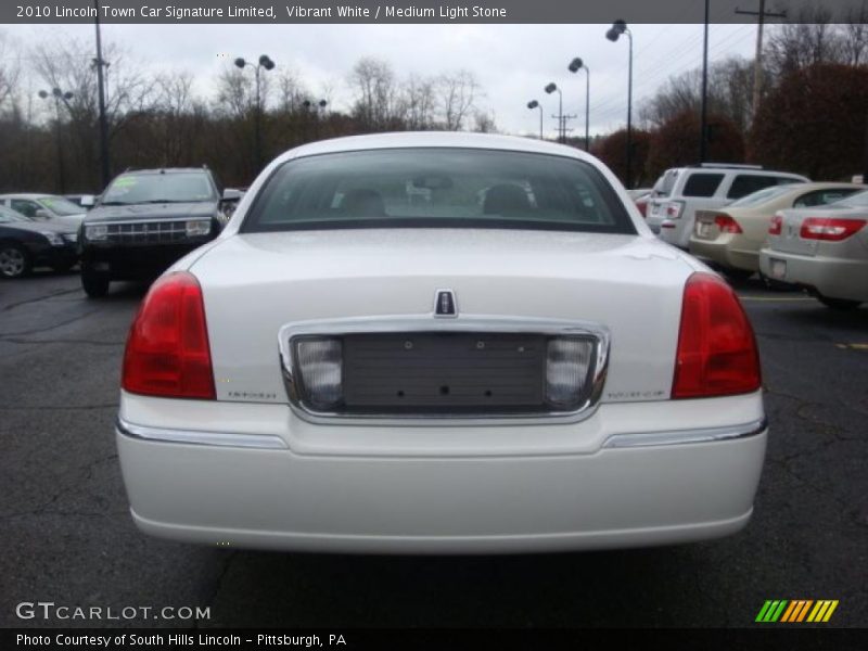 Vibrant White / Medium Light Stone 2010 Lincoln Town Car Signature Limited