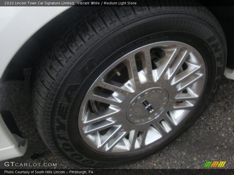 Vibrant White / Medium Light Stone 2010 Lincoln Town Car Signature Limited