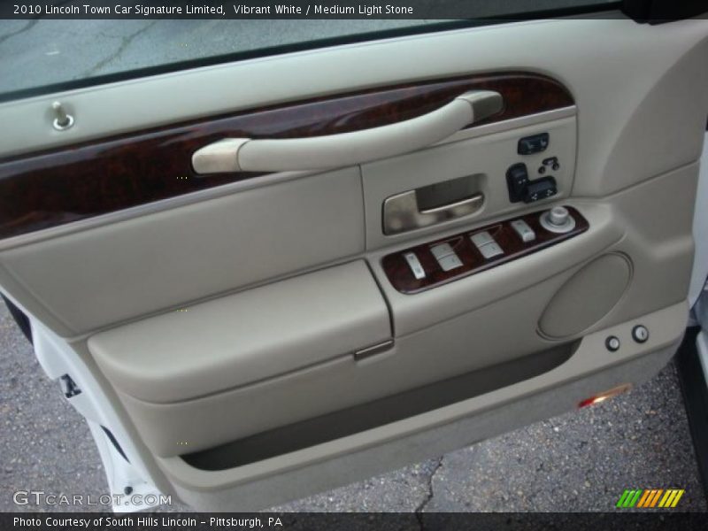 Vibrant White / Medium Light Stone 2010 Lincoln Town Car Signature Limited