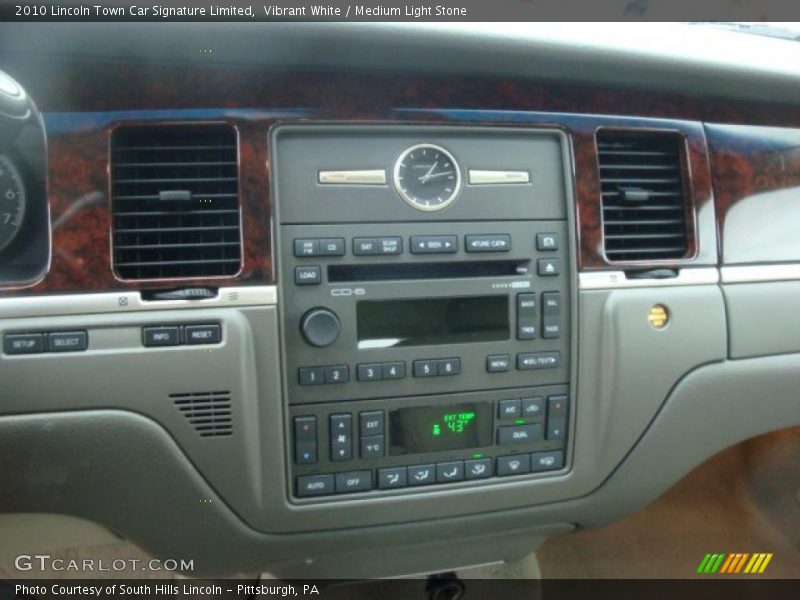 Controls of 2010 Town Car Signature Limited