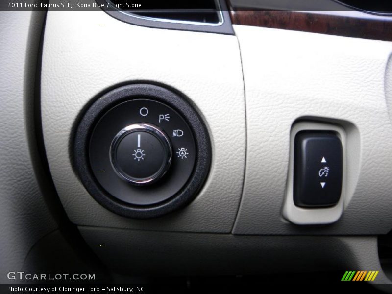Controls of 2011 Taurus SEL