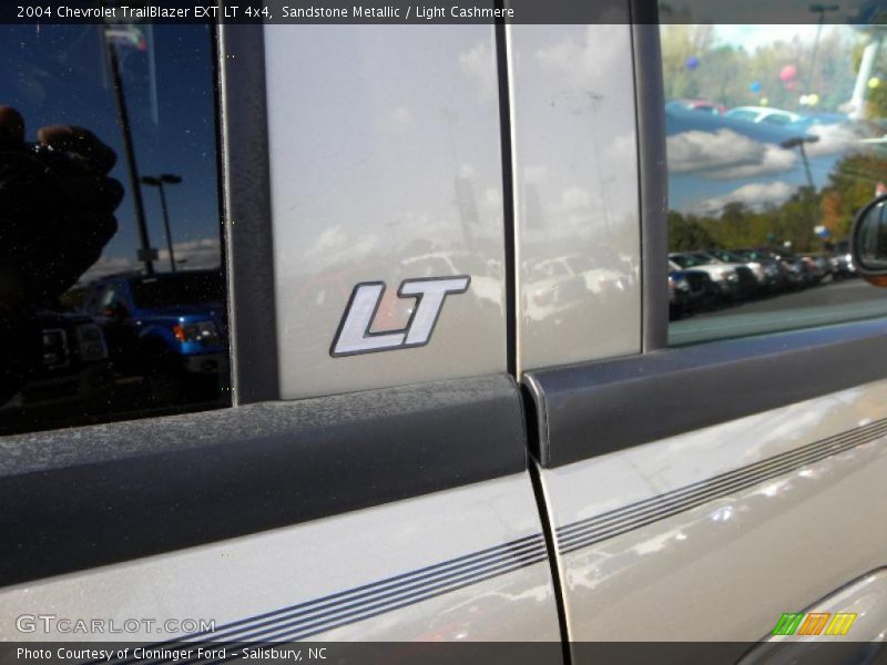 Sandstone Metallic / Light Cashmere 2004 Chevrolet TrailBlazer EXT LT 4x4