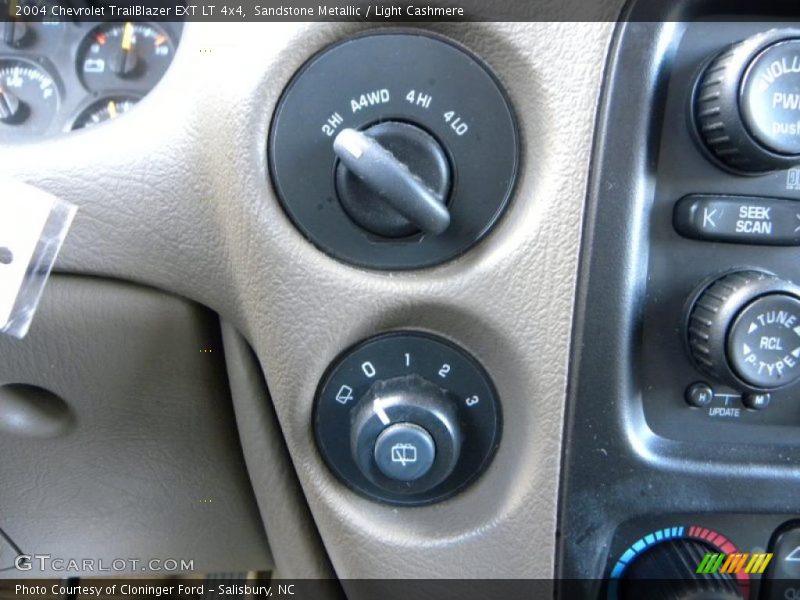 Sandstone Metallic / Light Cashmere 2004 Chevrolet TrailBlazer EXT LT 4x4