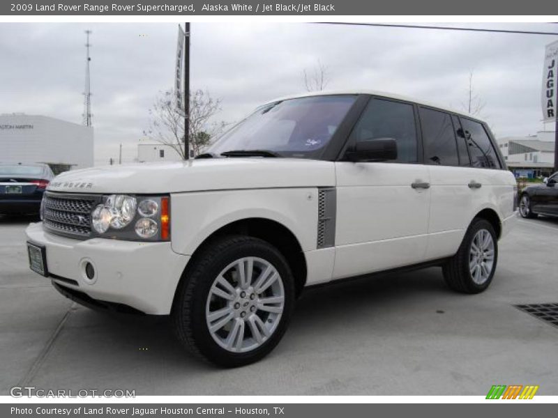 Front 3/4 View of 2009 Range Rover Supercharged