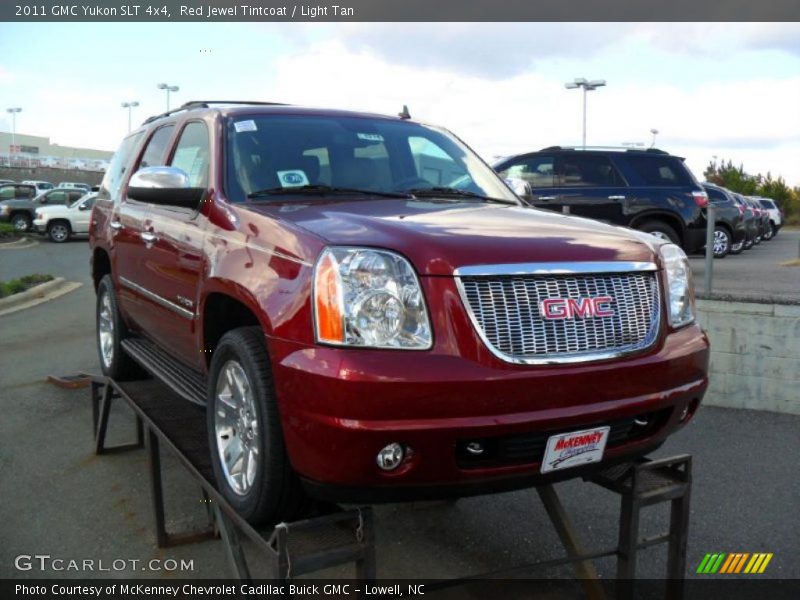 Front 3/4 View of 2011 Yukon SLT 4x4