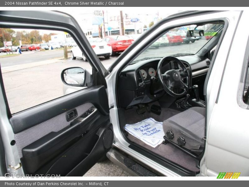  2004 Pathfinder SE 4x4 Charcoal Interior