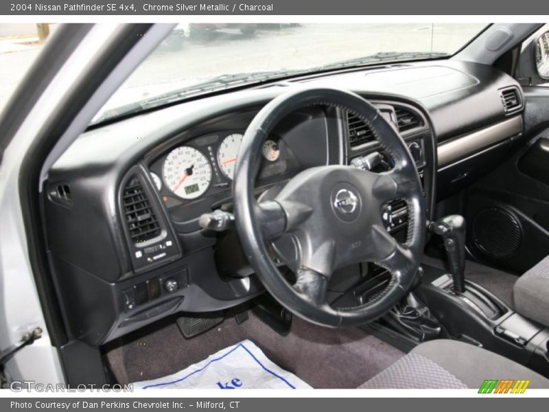 Charcoal Interior - 2004 Pathfinder SE 4x4 