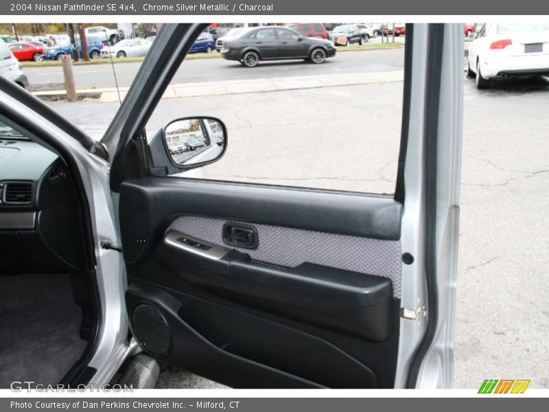 Chrome Silver Metallic / Charcoal 2004 Nissan Pathfinder SE 4x4