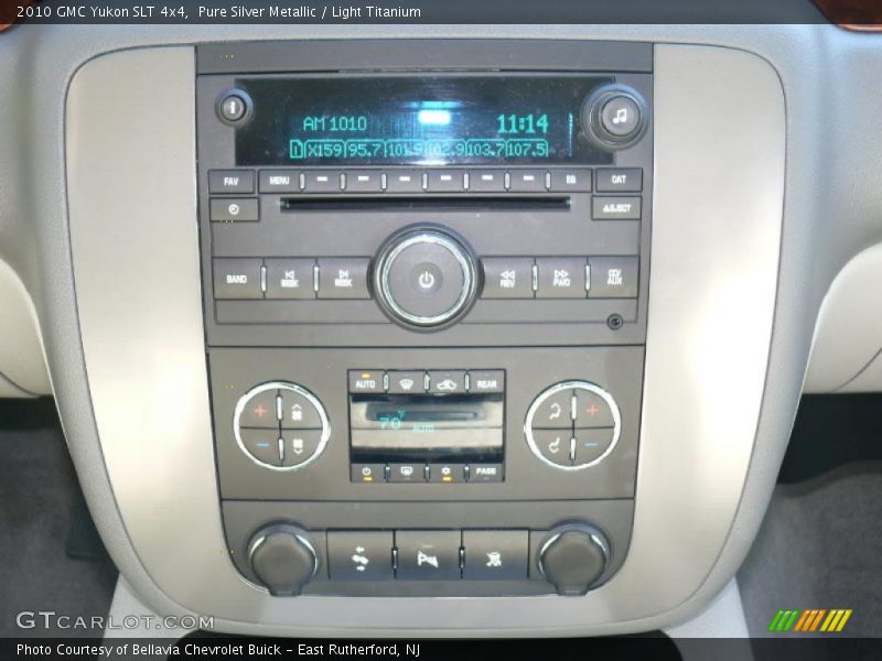 Pure Silver Metallic / Light Titanium 2010 GMC Yukon SLT 4x4