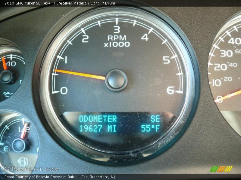 Pure Silver Metallic / Light Titanium 2010 GMC Yukon SLT 4x4