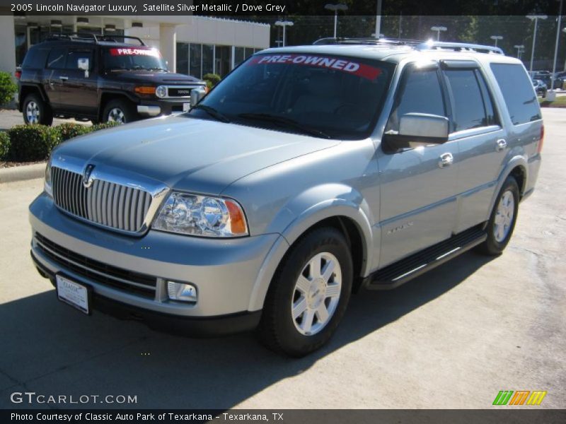 Front 3/4 View of 2005 Navigator Luxury