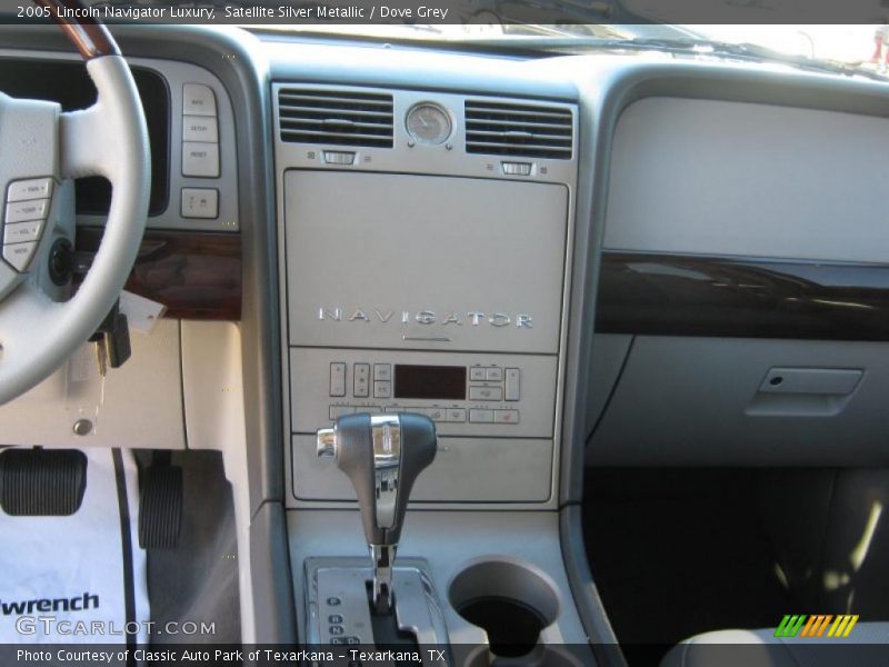 Dashboard of 2005 Navigator Luxury