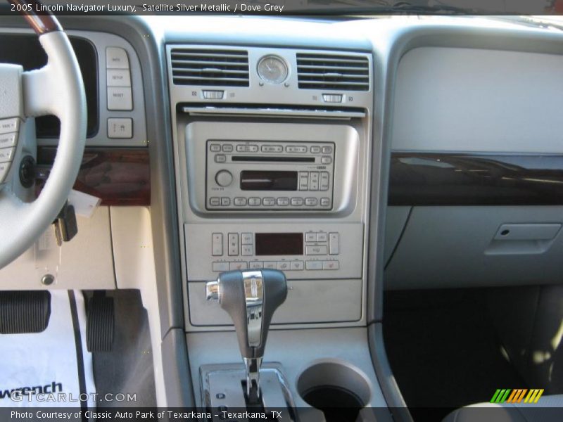 Dashboard of 2005 Navigator Luxury