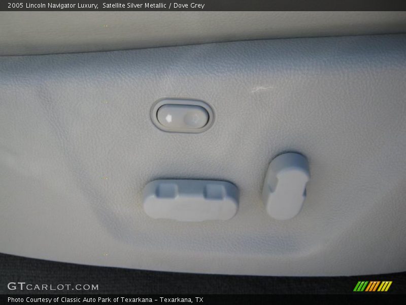 Satellite Silver Metallic / Dove Grey 2005 Lincoln Navigator Luxury
