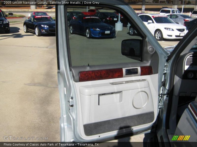 Satellite Silver Metallic / Dove Grey 2005 Lincoln Navigator Luxury