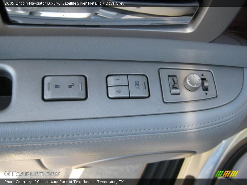 Controls of 2005 Navigator Luxury