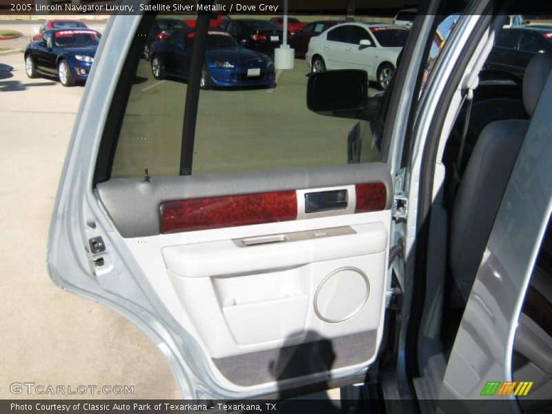 Satellite Silver Metallic / Dove Grey 2005 Lincoln Navigator Luxury