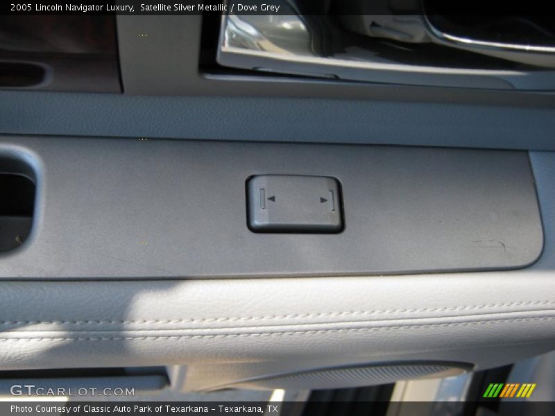 Satellite Silver Metallic / Dove Grey 2005 Lincoln Navigator Luxury