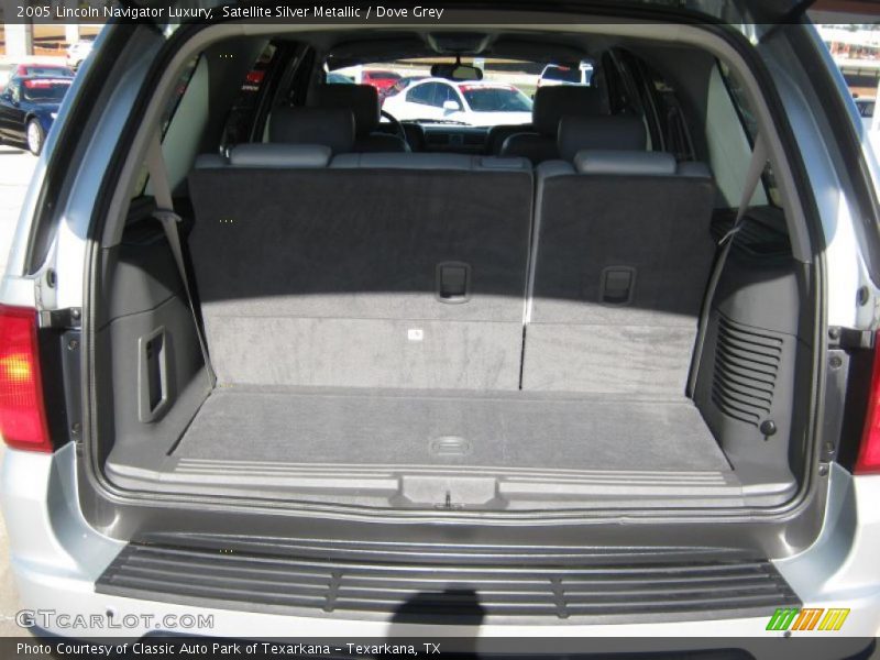  2005 Navigator Luxury Trunk