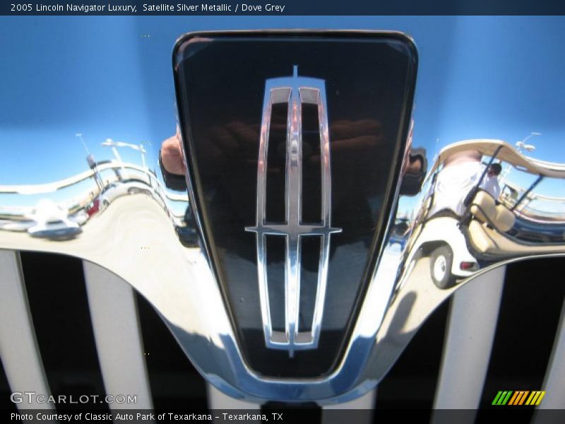  2005 Navigator Luxury Logo