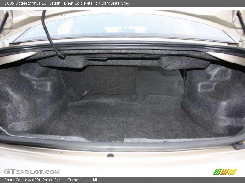  2005 Stratus SXT Sedan Trunk