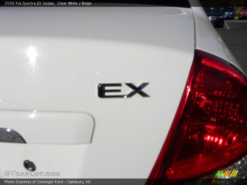 Clear White / Beige 2009 Kia Spectra EX Sedan