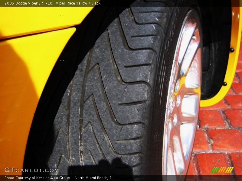 Viper Race Yellow / Black 2005 Dodge Viper SRT-10