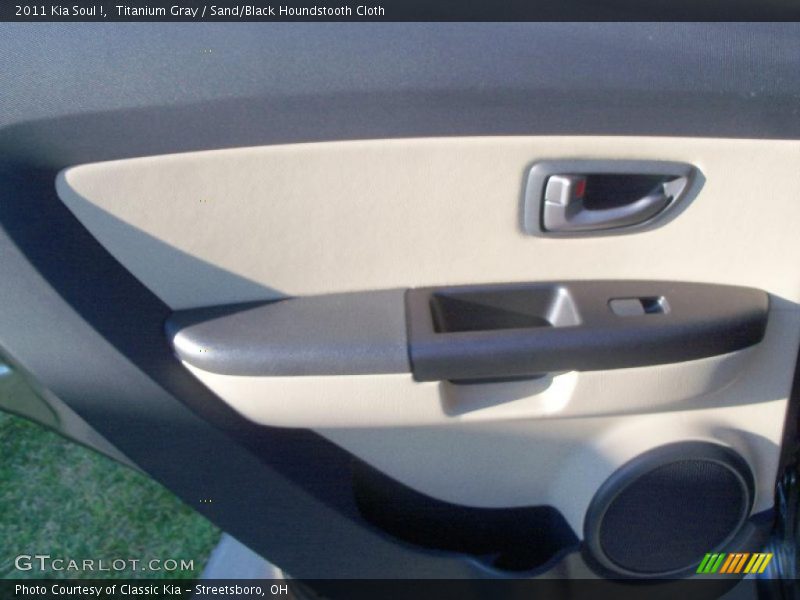 Titanium Gray / Sand/Black Houndstooth Cloth 2011 Kia Soul !