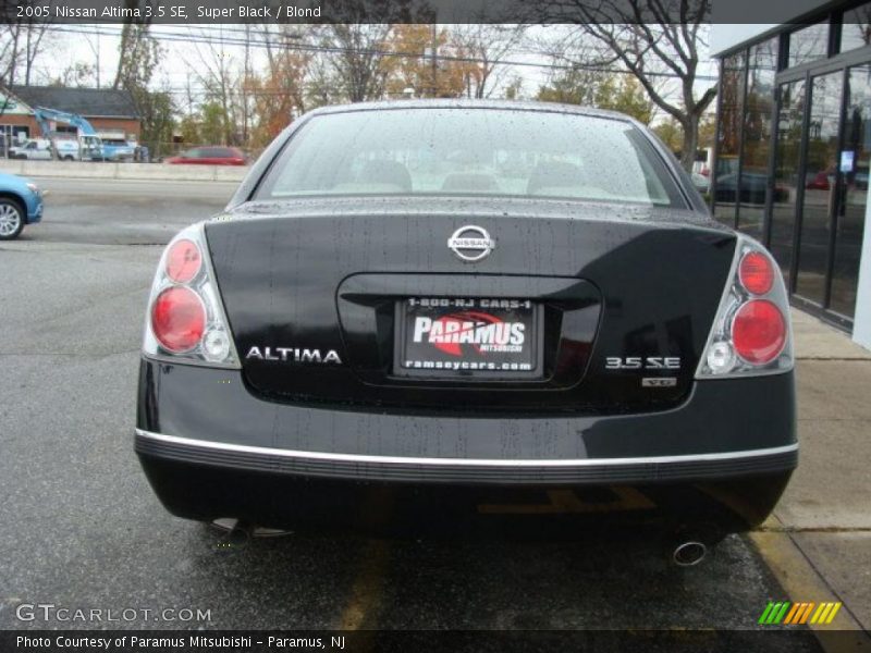 Super Black / Blond 2005 Nissan Altima 3.5 SE