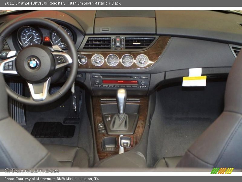 Dashboard of 2011 Z4 sDrive30i Roadster