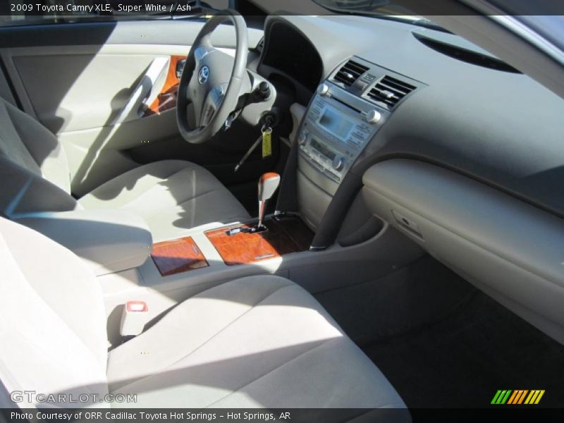 Super White / Ash 2009 Toyota Camry XLE