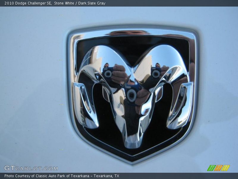 Stone White / Dark Slate Gray 2010 Dodge Challenger SE