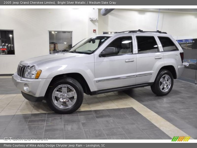 Front 3/4 View of 2005 Grand Cherokee Limited