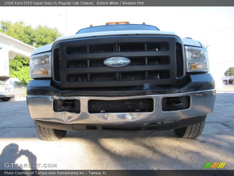 Oxford White / Medium Flint 2006 Ford F350 Super Duty XL Regular Cab Chassis