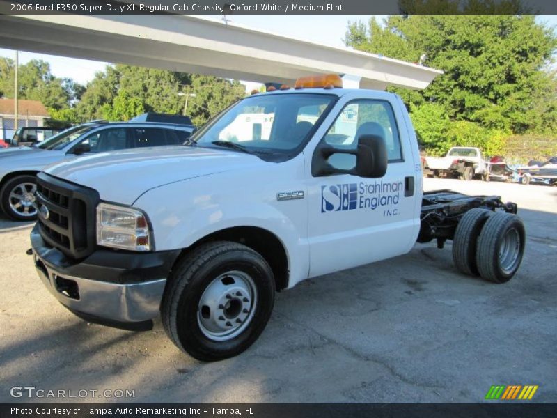 Oxford White / Medium Flint 2006 Ford F350 Super Duty XL Regular Cab Chassis
