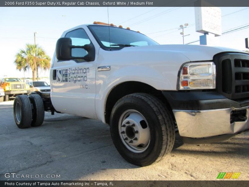 Oxford White / Medium Flint 2006 Ford F350 Super Duty XL Regular Cab Chassis