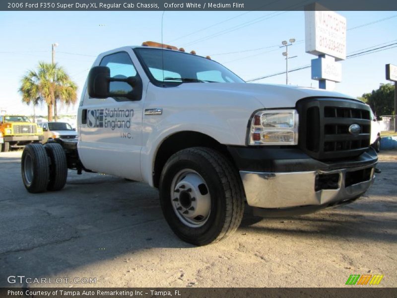 Oxford White / Medium Flint 2006 Ford F350 Super Duty XL Regular Cab Chassis