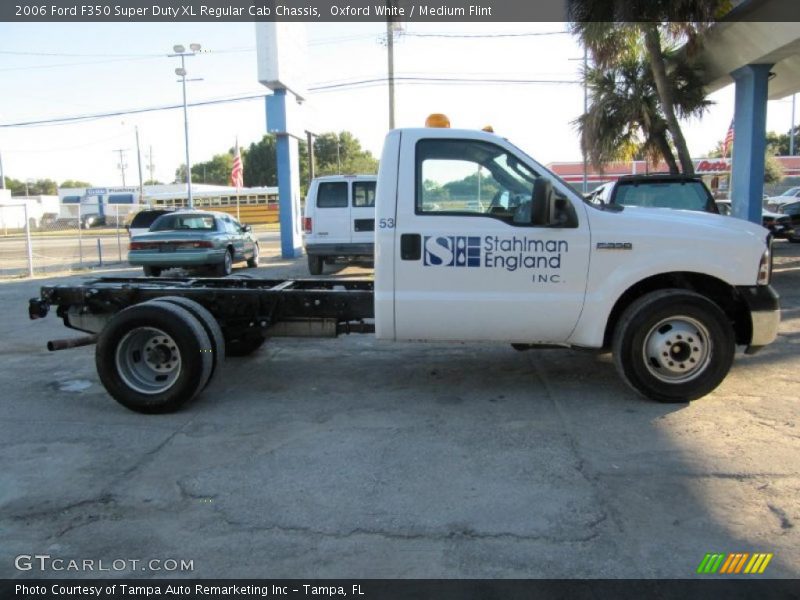 Oxford White / Medium Flint 2006 Ford F350 Super Duty XL Regular Cab Chassis