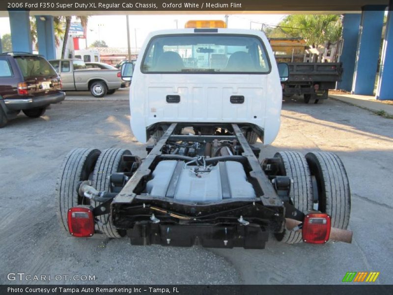 Oxford White / Medium Flint 2006 Ford F350 Super Duty XL Regular Cab Chassis