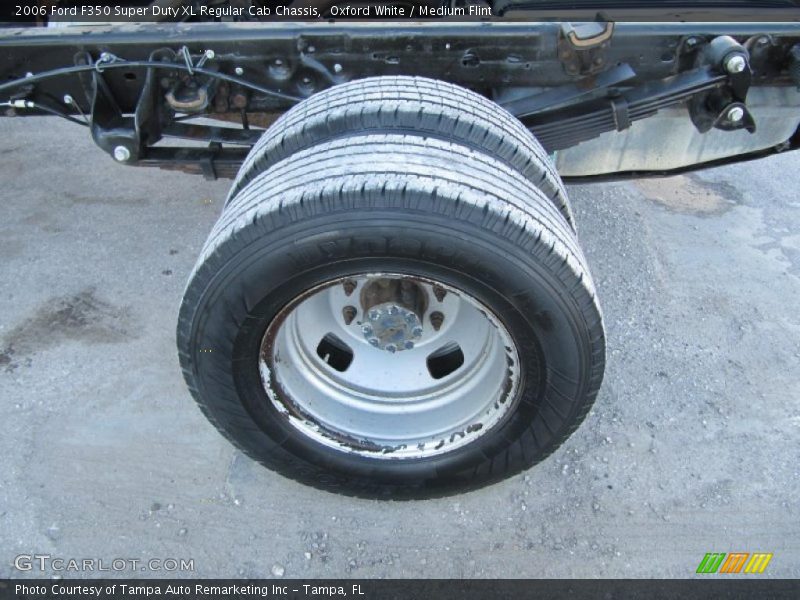 Oxford White / Medium Flint 2006 Ford F350 Super Duty XL Regular Cab Chassis