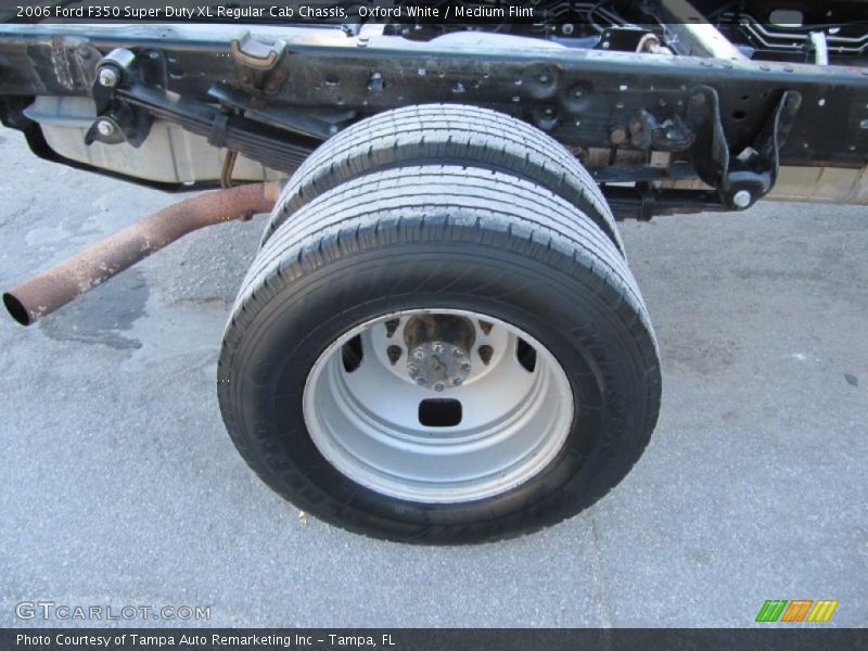 Oxford White / Medium Flint 2006 Ford F350 Super Duty XL Regular Cab Chassis