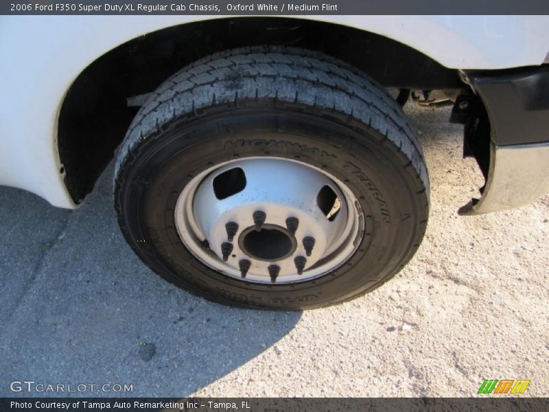 Oxford White / Medium Flint 2006 Ford F350 Super Duty XL Regular Cab Chassis