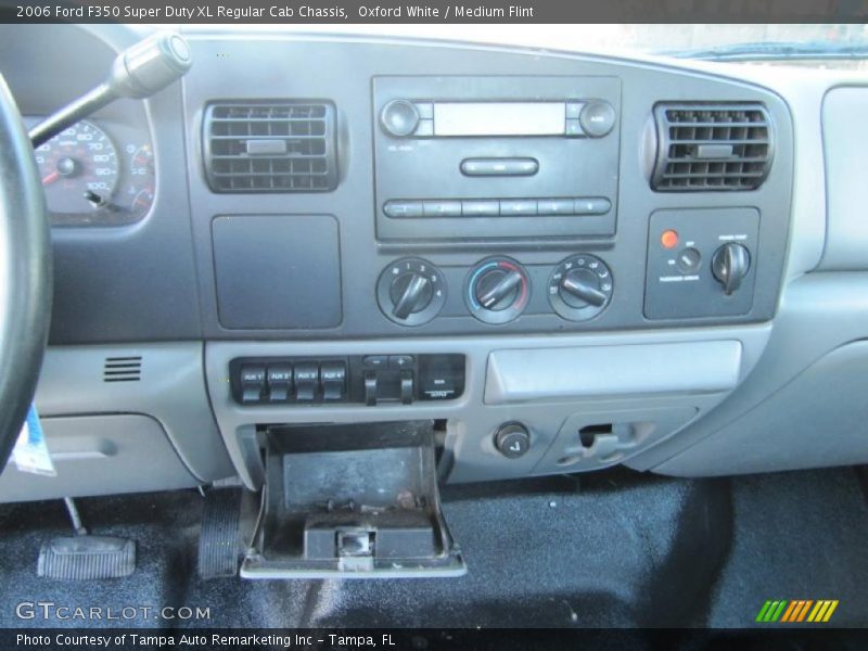 Oxford White / Medium Flint 2006 Ford F350 Super Duty XL Regular Cab Chassis