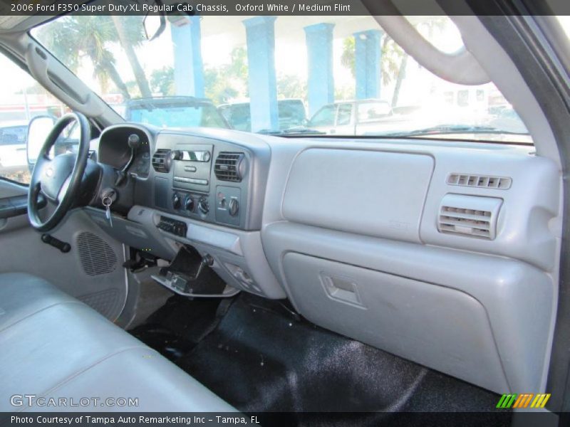 Oxford White / Medium Flint 2006 Ford F350 Super Duty XL Regular Cab Chassis