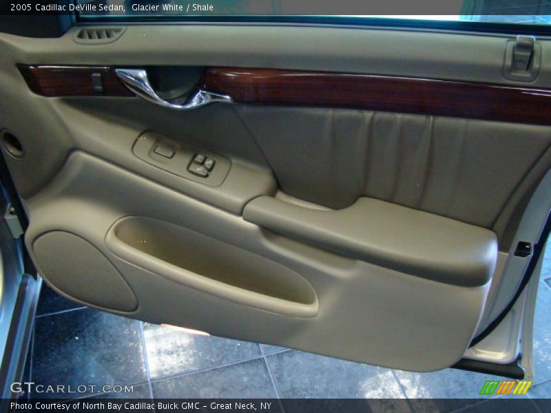Glacier White / Shale 2005 Cadillac DeVille Sedan