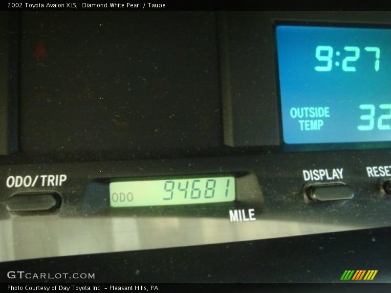 Diamond White Pearl / Taupe 2002 Toyota Avalon XLS
